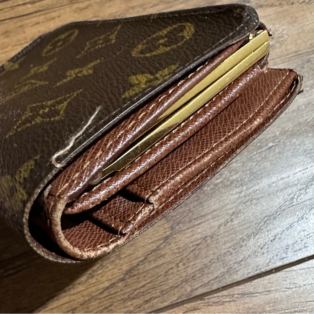AUTHENTIC Louis Vuitton wallet. Monogram pattern. - Picture 10 of 16